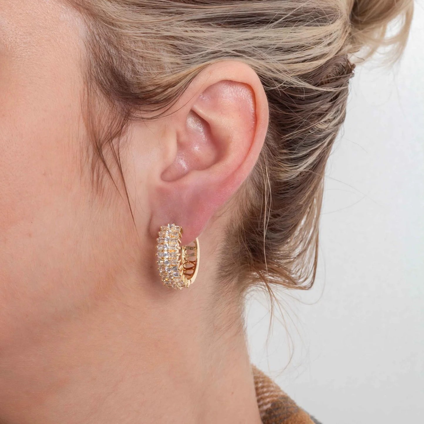 BRINCO ARGOLA ARTICULADA CRAVEJADO DE ZIRCÔNIAS CRISTAIS