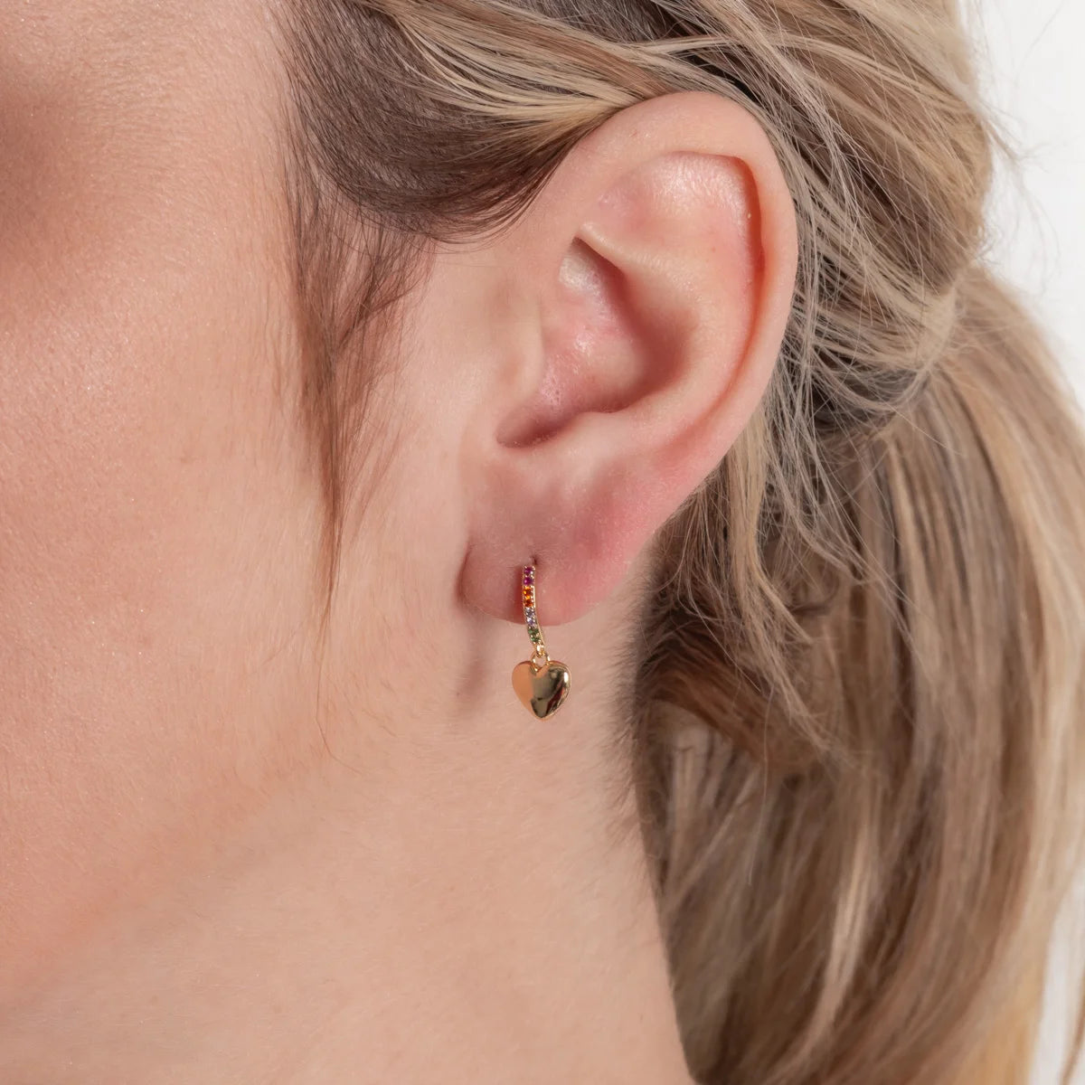 BRINCO PÊNDULO DE CORAÇÃO COLORIDO