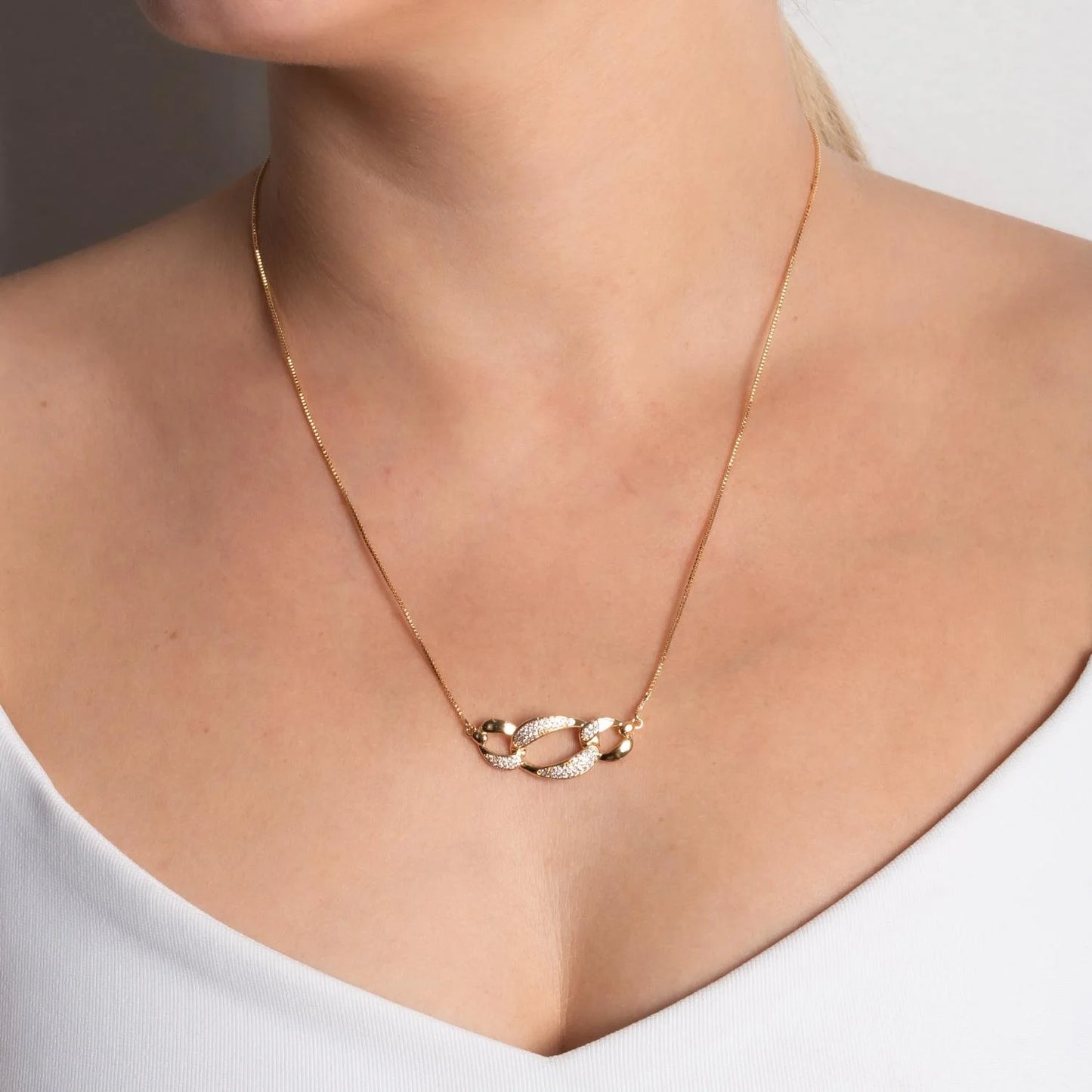 COLAR COM PINGENTE ELOS CRAVEJADO CRISTAL (21X21CM)